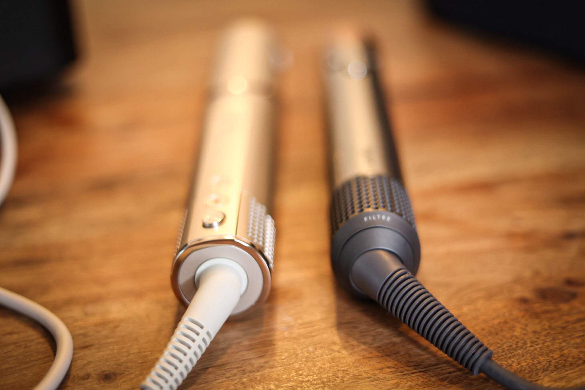 Man sieht die flexiblen Kabel des Shark FlexStyle und des Dyson Airwrap. 